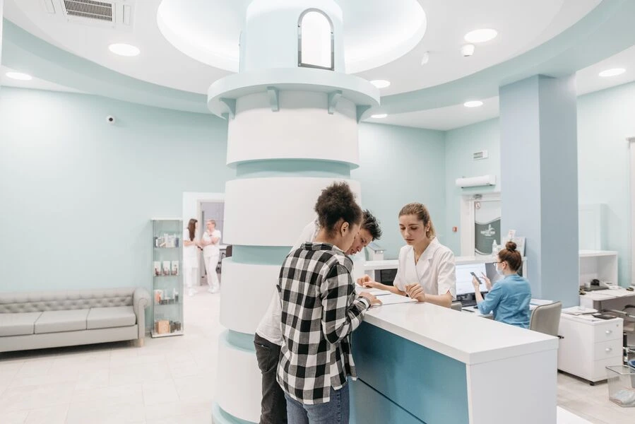 Clientes sendo atendidos na recepção de uma clínica